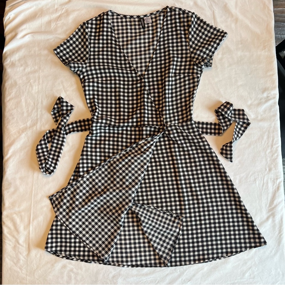 H&M Divided black and white plaid check wrap style dress - Picture 4 of 13